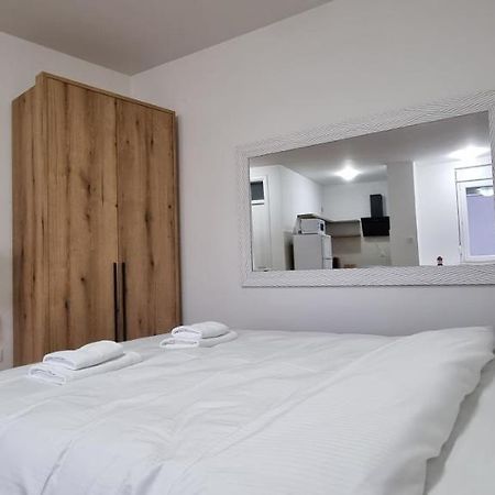 Grove II Apartment = Strict City Centre Новий Сад Екстер'єр фото