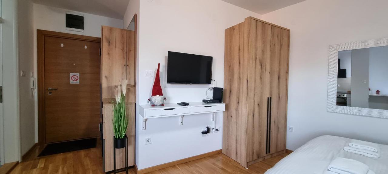 Grove II Apartment = Strict City Centre Новий Сад Екстер'єр фото